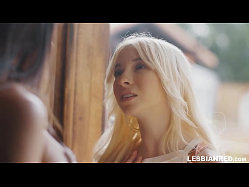 ❤️ Qız bir neçə ay sonra evə gəlir və sonda ögey anasının pişiyini yeyir ❤️❌ Porn video bizdə